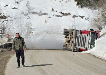 Doğal gaz yüklü tır devrildi, tüplerdeki gaz havaya salındı