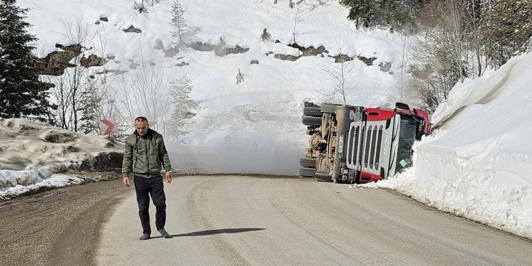 Doğal gaz yüklü tır devrildi, tüplerdeki gaz havaya salındı