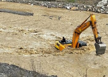 Sular yükselince iş makinesinin üzerinde mahsur kaldı