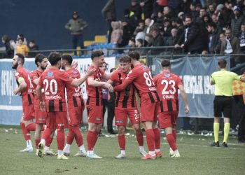 Kırmızı Şimşek ikinci evinde lidere kök söktürdü