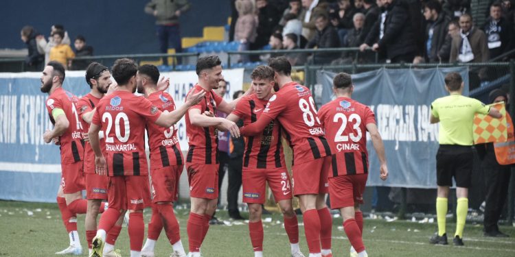 Kırmızı Şimşek ikinci evinde lidere kök söktürdü
